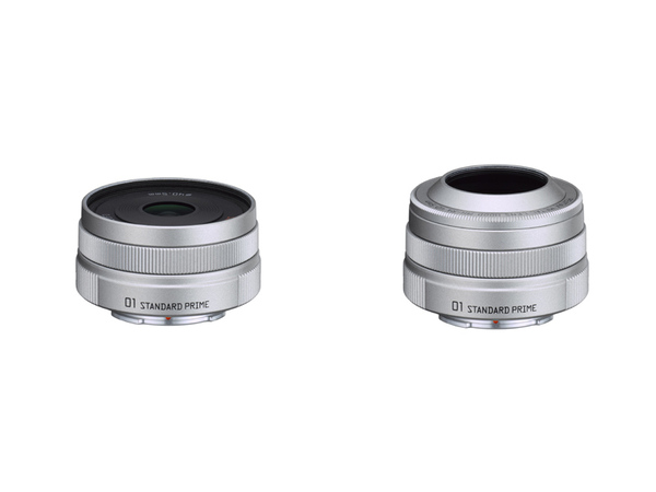 35mm換算で47mm相当、F1.9単焦点の標準レンズ「PENTAX-01 STANDARD PRIME」。右は別売りのフードカバーを装着した状態