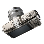 ASCII.jp：レンズ付きで2万円台も!? 今狙い目の激安ミラーレス一眼 (1/2)