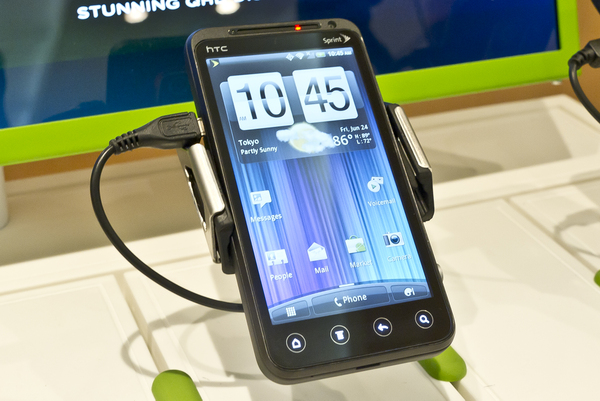 後継機「HTC EVO 3D」。正面で見たときの大きさや見た目はあまり変わらないが……