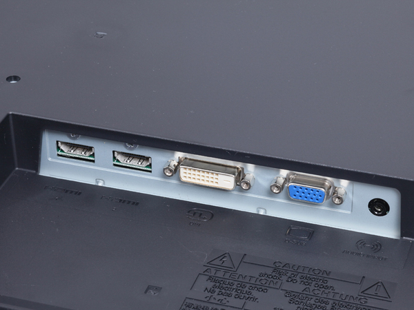 背面にHDMI×2とHDCP対応のDVI-D、D-Sub15ピンの入力を備える