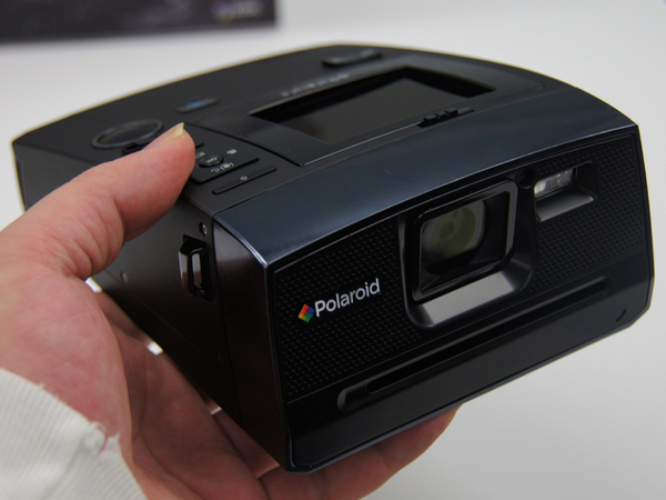 インスタントカメラのデザインを継承する「Polaroid THREE Instant Digital Camera」