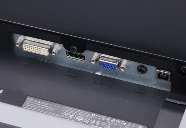 背面にはHDMI、DVI-Dなどの入力端子を装備。右端のUSB端子はPCとの接続用（タッチ入力およびUSBハブ用）