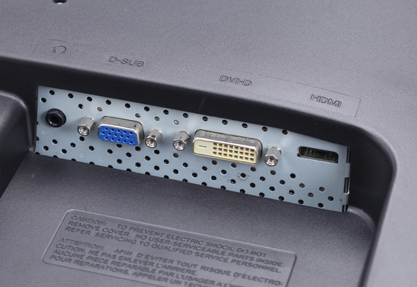 HDMI、DVI-D、D-Sub15ピン×各1と入力はシンプル