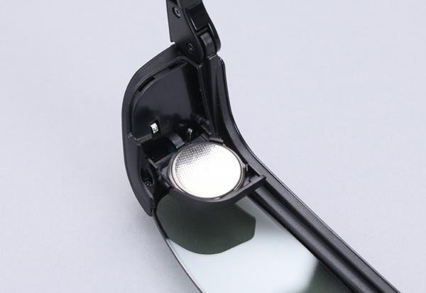 3DメガネはCR2025ボタン電池で駆動する。別売でUSB充電モデルも用意する予定とのこと