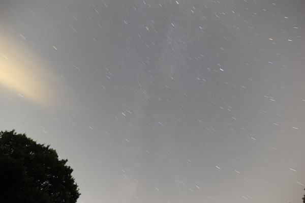 上と同じ条件でD3で撮影した写真。完全に星が流れてしまい線状になっている