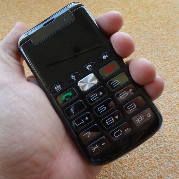 ASCII.jp：一見ガラケーだがフタを開くとスマホに変身！ 中国の老人