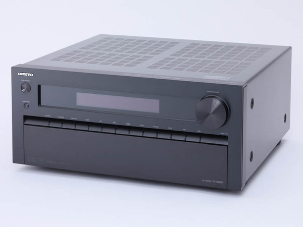大型のボリュームとずらりと並んだ入力セレクターが整然と配置されたモダンなフォルムの「TX-NA809」。入力端子などは前面の開閉パネル内に収納している