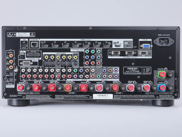 背面にはHDMI入力が7系統（前面にも1系統用意）、出力が2系統ある。スピーカー出力は合計11ch分用意されている