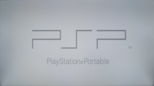 PSPのゲーム起動画面を「ポータブルズーム」で表示。画面に黒幕のない全画面表示が可能だ