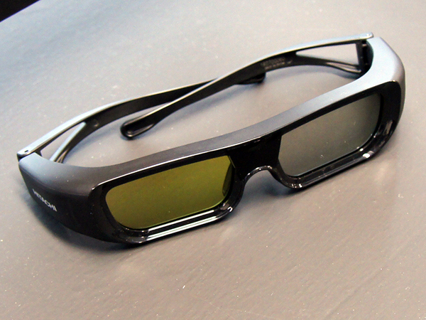 専用の3Dメガネ。レンズ部分からテンプル（つるの部分）へのラインは厚めで、側部から入る光が目に入りにくくなっている