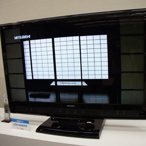 ASCII.jp：新開発スピーカーを8個内蔵！ 三菱のプレミアムテレビ