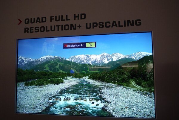 2D視聴時はフルHD映像を超解像技術で4K2Kにアップコンバートして表示する
