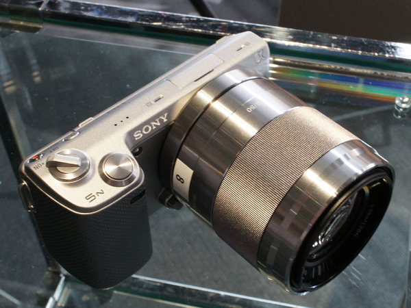 「50mm F1.8 OSS」は35mm換算で約75mmの中望遠レンズ。開放F値1.8と明るく、ポートレートやスナップに向いている。こちらの価格は3万円代後半で、お手軽にレンズ交換を楽しめそう。大きさは標準ズームの18-55mmと同じくらいだ