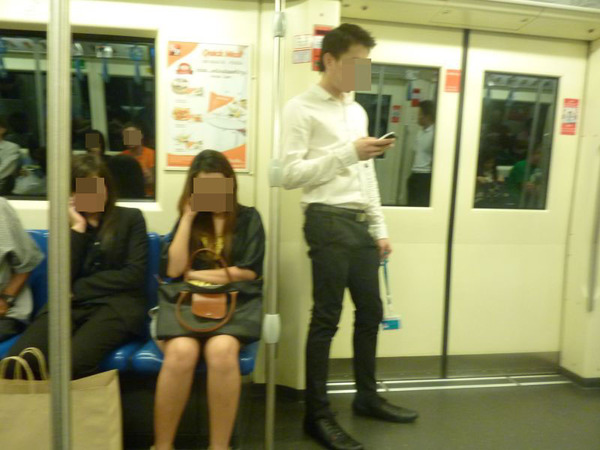 地下鉄内では電話する人々もちらほら