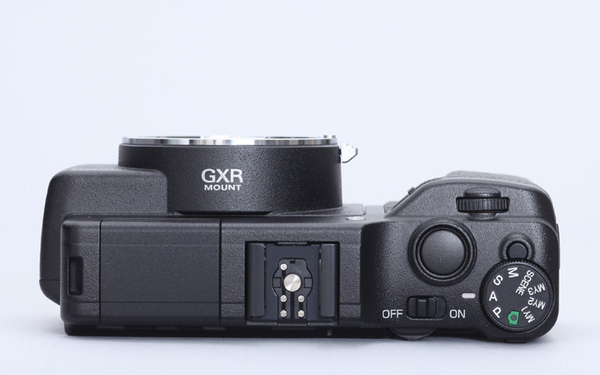 GXRはユニットだけを装着した状態では、レンズを外したデジカメそのもの