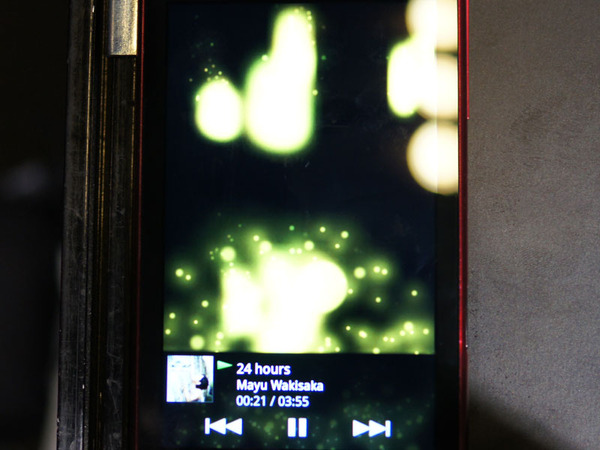 ミュージックプレーヤーアプリで「ビジュアライザー」（視覚エフェクト）を表示