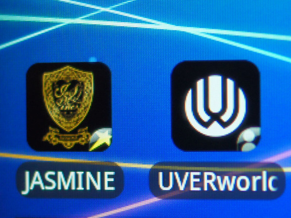SonyMusic Appsのアイコン。左が「Album App」、右が「Artist App」。右下の印で見分けられる。金色は有償、銀色は無償