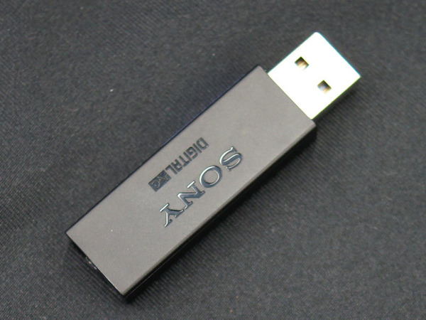 XBA-NC85Dの充電用USBアダプター。このアダプターにヘッドフォンのプラグを差すことで充電できる