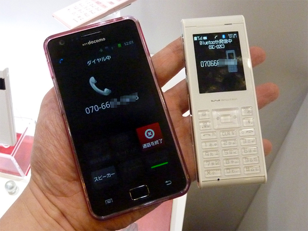 ASCII.jp：ウィルコム新製品発表会 世界最小ケータイに電話機型PHS！ (1/3)