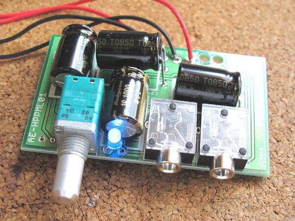 一通り基板が出来上がったら動作テストを行なってみる。LEDが点灯したほか、オーディオプレーヤーのイヤホン端子出力とヘッドフォンを接続して問題なく動作することを確認