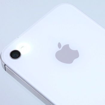 ASCII.jp：新時代突入！ 未来が内部に満ちる「iPhone 4S」（前編） (1/7)