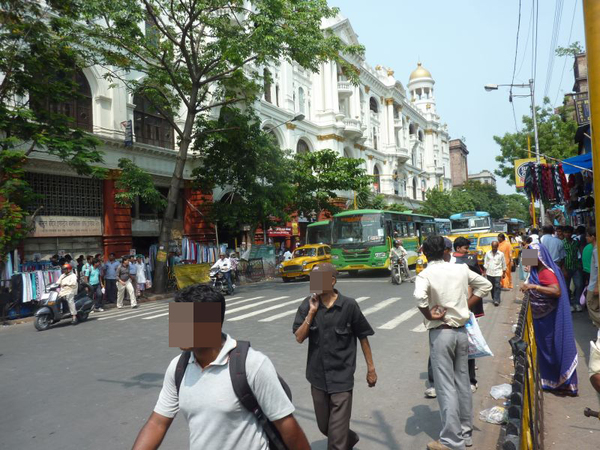 インドの大都市ではタブレットやデジカメやPCを扱うショップをちらほら見かける
