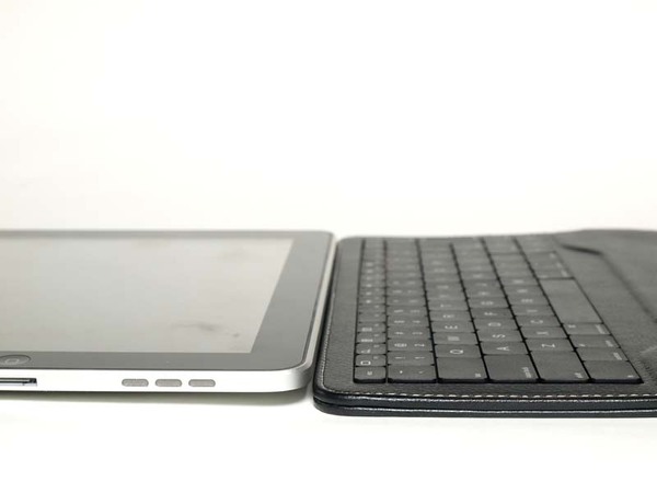 iPad（初代）と比べてみると、ややキーボード部分のほうが薄い程度だ