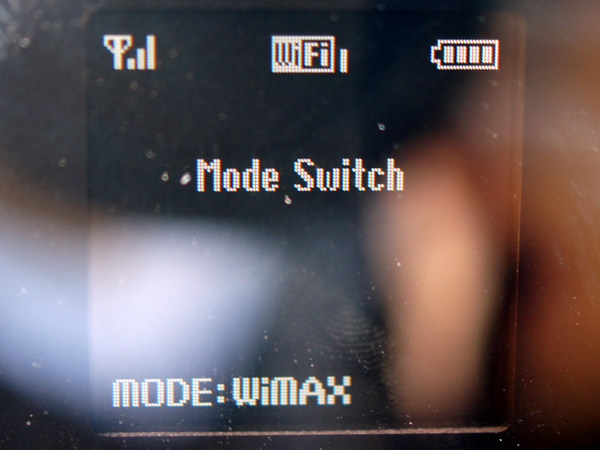 通信モード切り替えボタンを押すと、WiMAXのみや3Gのみに接続、といったこともできる