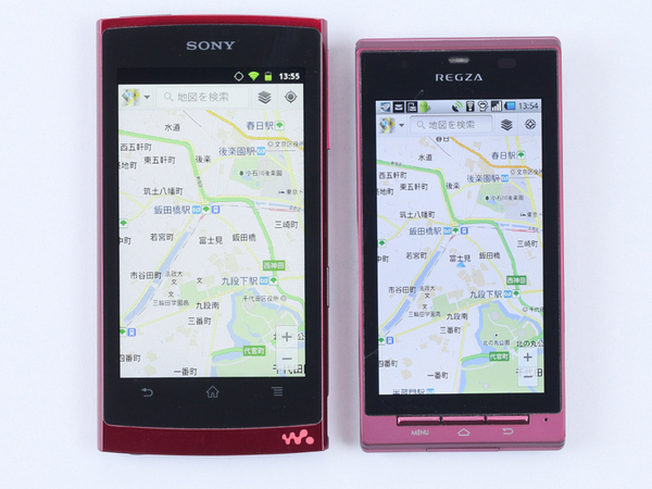 筆者の持っているスマホ（REGZA Phone T-01C）との比較。写真で見るとわずかな画面サイズの違いだが、実際に地図アプリなどを操作するとZ1000の画面は非常に広く感じる