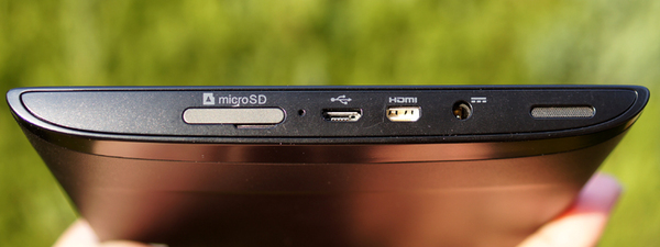 右側面には、microSDスロット、マイク、microUSB、microHDMI、AC電源入力が並ぶ。スピーカーも内蔵する