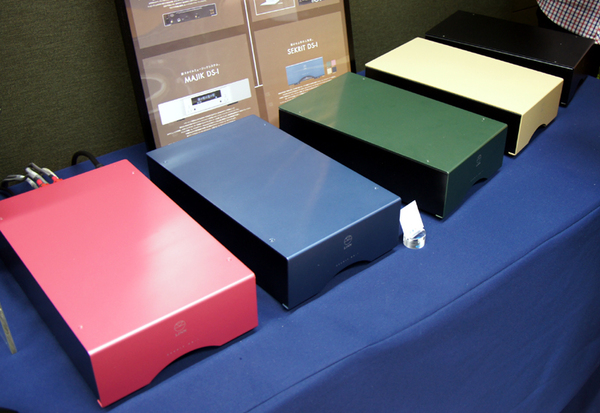 ハイエンドオーディオ機器としては珍しく、5色のカラーラインナップを揃える「SEKRIT DS-I」