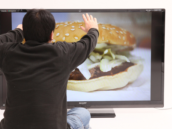 夢にまで見た超巨大ハンバーガーもこのテレビで実現！（食べられないけど）