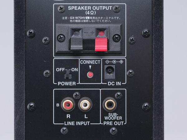 R側スピーカーの背面。中央の「CONNECT」ボタンを押すだけで無線LANに接続できる。アナログ入力はオーディオ機器と同じRCA端子だ