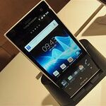 au版も登場！ ソニエリ「Xperia acro HD IS12S」がスゴイ