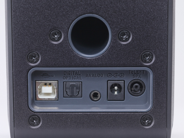 背面の接続端子。USBと光デジタル入力に加えてアナログ入力もあり、多彩な機器との接続が可能だ