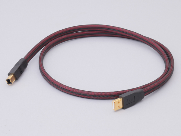 クリプトンのオーディオ用USBケーブル「UC-1.5」。ケーブル部分をよく見ると中央の黒いセパレーターで2つに分割されていることがわかる
