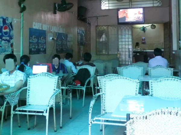 ロードサイドにあるカフェ。PCユーザーはバイクを停めて中に入り、PCを起動して公衆無線LANを利用する