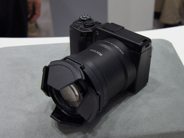 リコーブランドの製品としては、GXR用の「RICOH LENS A16 24-85mm F3.5-5.5」が触れる状態で展示されていた