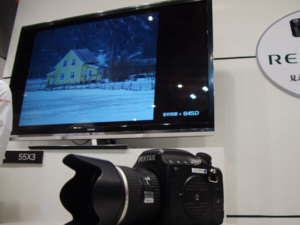 ペンタックスの中判カメラ「645D」の画像を4K2Kテレビ「REGZA 55X3」で表示。SDメモリーカード経由で画像を表示している