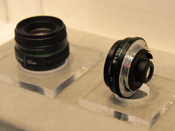 Kマウント用の「smc PENTAX-DA 50mmF1.8」とK-01専用の薄型レンズ（名称未定）