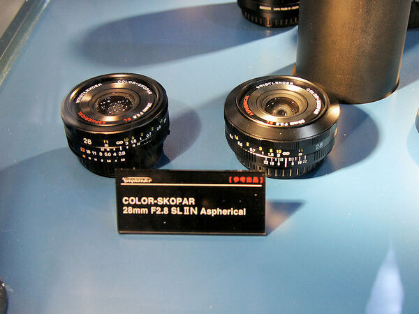 コシナのブースに展示してあったCOLOR-SKOPAR 28mm F2.8レンズ
