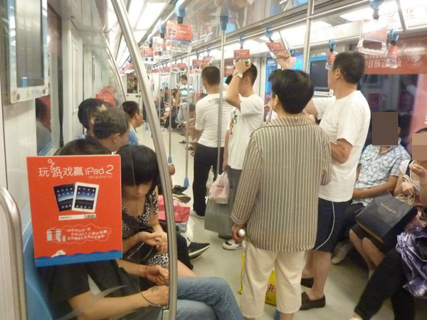 地下鉄車内のiPadの広告。今後中国でのiPadの行方はどうなる？