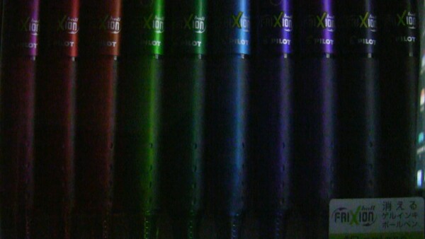 キヤノンの HF M52を使って暗室で撮ったカラーペンの映像。さすがにかなり暗いものの、各色の色はきちんと識別できている