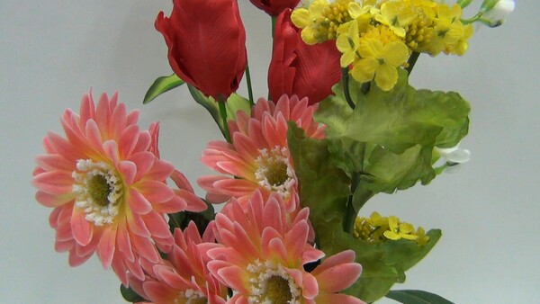同じくCX270の花のマクロ撮影。ディテール感はかなりよく出ており、造花の素材の質感まではっきりと再現されている 