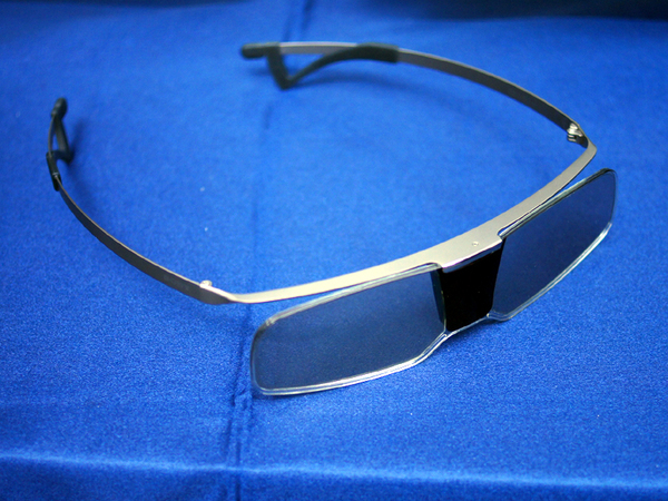 新型の3Dメガネも登場。チタンフレームを採用し、重量が34gと軽量なのが特徴だ。