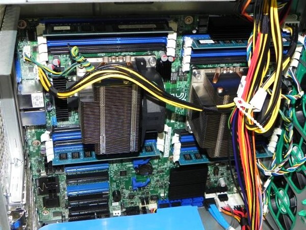 ASCII.jp：Xeon搭載で最大170W台の32スレッドハイエンドPCがデモ中！