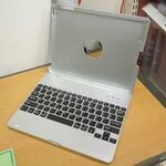 iPadが瞬時にエレガントなMacBook仕様に早替り♪❤ケース＆キーボード ASCII.jp：新型iPadをMacBookっぽく使えるキーボード一体型ケース