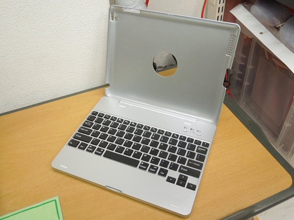 ASCII.jp：iPad 2をMacBookっぽく使える、キーボード一体型ケース