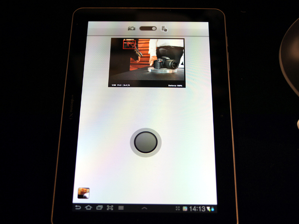 リモート撮影画面。上にライブビューの映像が表示され、下の丸いボタンをタップすると撮影される