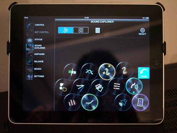 「iControlAV2012」の画面。設定項目がアイコンで表示されており、このアイコンがボールのように動く 